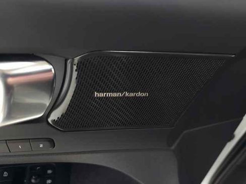 Certified 2023 Volvo XC40 B5 Ultimate w/ Protection Package Premier image 16