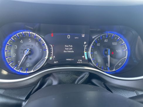 Used 2021 Chrysler Pacifica Touring-L image 16