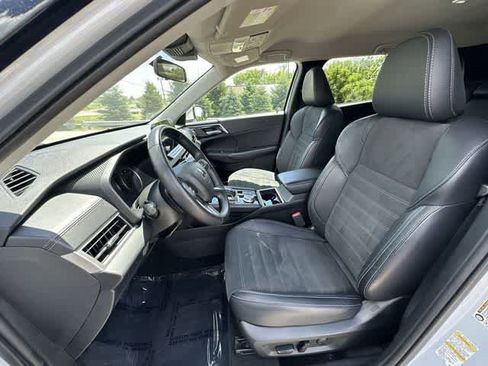 Used 2024 Mitsubishi Outlander SE AWD/4WD image 16