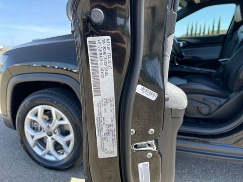 Used 2025 Jeep Compass Latitude image 28