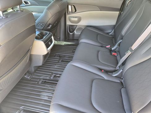New 2026 Kia Carnival EX FWD image 21