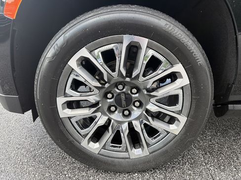 Used 2023 GMC Yukon XL Denali Ultimate AWD/4WD image 12