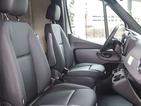 Used 2025 Mercedes-Benz Sprinter 2500 image 15