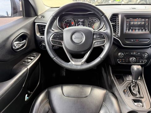 Used 2019 Jeep Cherokee Latitude Plus w/ Comfort/Convenience Group FWD image 43