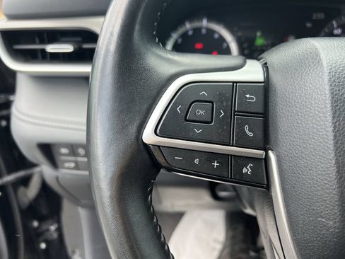 Used 2024 Toyota Highlander LE FWD image 19