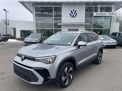 Certified 2025 Volkswagen Taos SE w/ Panoramic Sunroof Package image 1