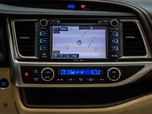 Used 2015 Toyota Highlander Limited w/ Driver Technology Package AWD/4WD image 23