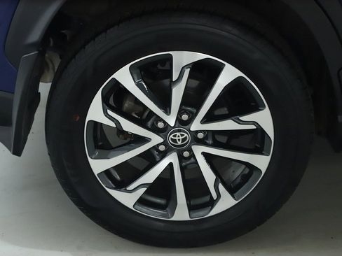 Used 2022 Toyota Corolla Cross XLE w/ Convenience Package AWD/4WD image 13