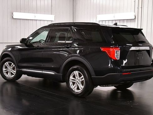 Used 2023 Ford Explorer XLT AWD/4WD image 5