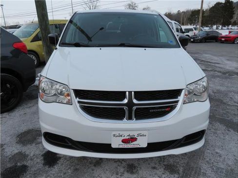 Used 2018 Dodge Grand Caravan SE w/ UConnect Hands-Free Group image 15
