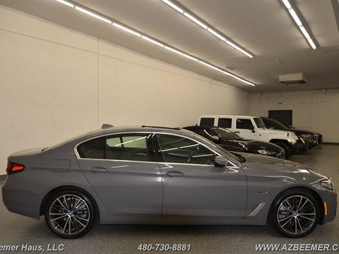 Used 2022 BMW 530e w/ Premium Package RWD image 11