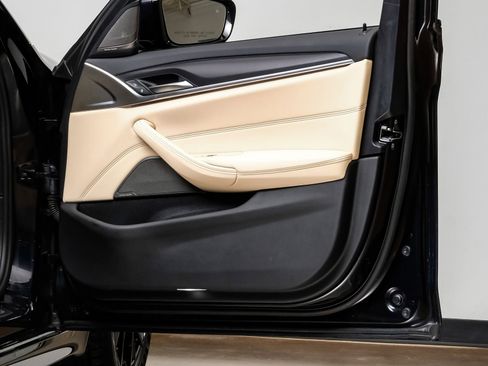 Used 2023 BMW 530e 530e iPerformance w/ M Sport Package image 47