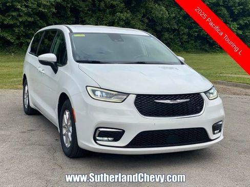 Used 2023 Chrysler Pacifica Touring-L FWD image 1
