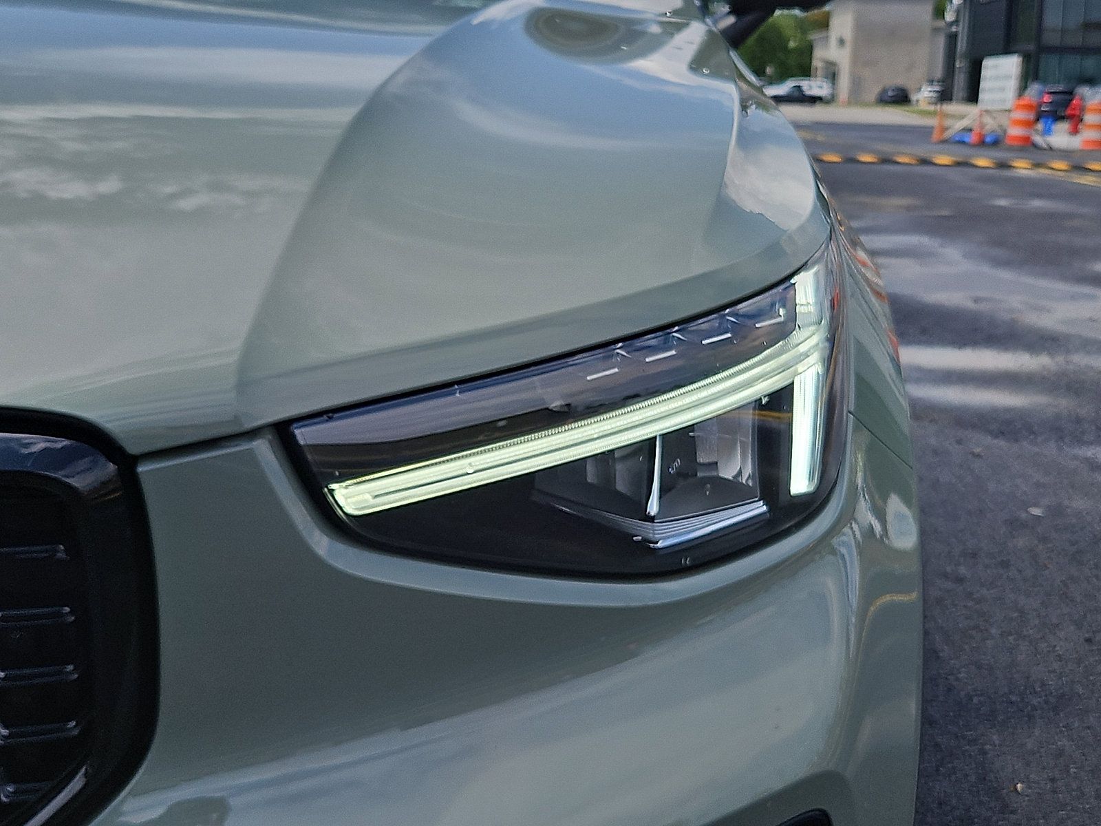 Certified 2023 Volvo XC40 B5 Plus w/ Protection Package Premier AWD/4WD image 9