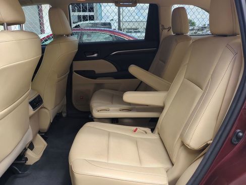 Used 2015 Toyota Highlander Limited w/ Driver Technology Package FWD image 16