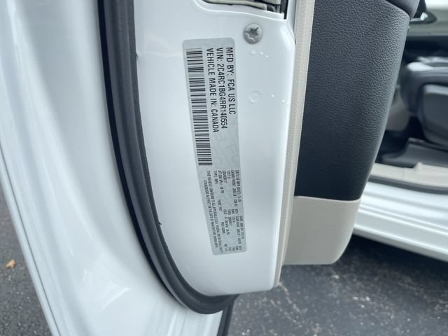Used 2024 Chrysler Pacifica Touring-L FWD image 32