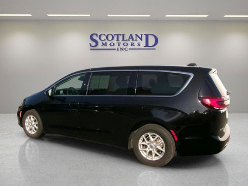 Used 2024 Chrysler Pacifica Touring-L image 8