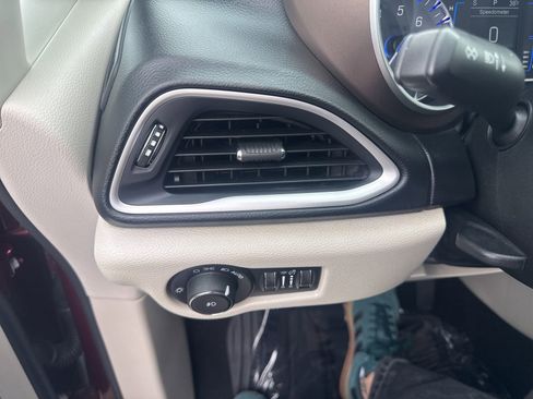 Used 2017 Chrysler Pacifica Touring-L image 33