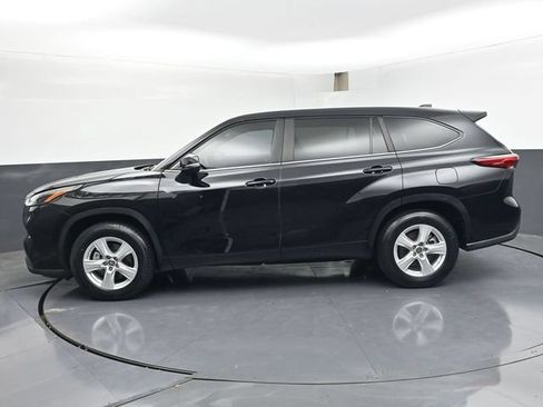 Used 2023 Toyota Highlander LE FWD image 4
