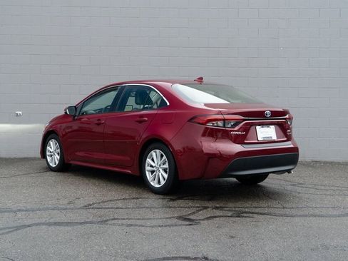 Used 2025 Toyota Corolla XLE image 3