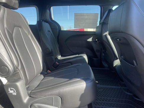 New 2026 Chrysler Pacifica Select FWD image 16