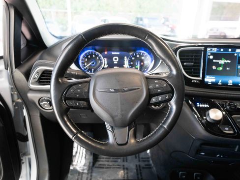 Used 2021 Chrysler Pacifica Touring-L w/ Uconnect Theater Family Group image 21