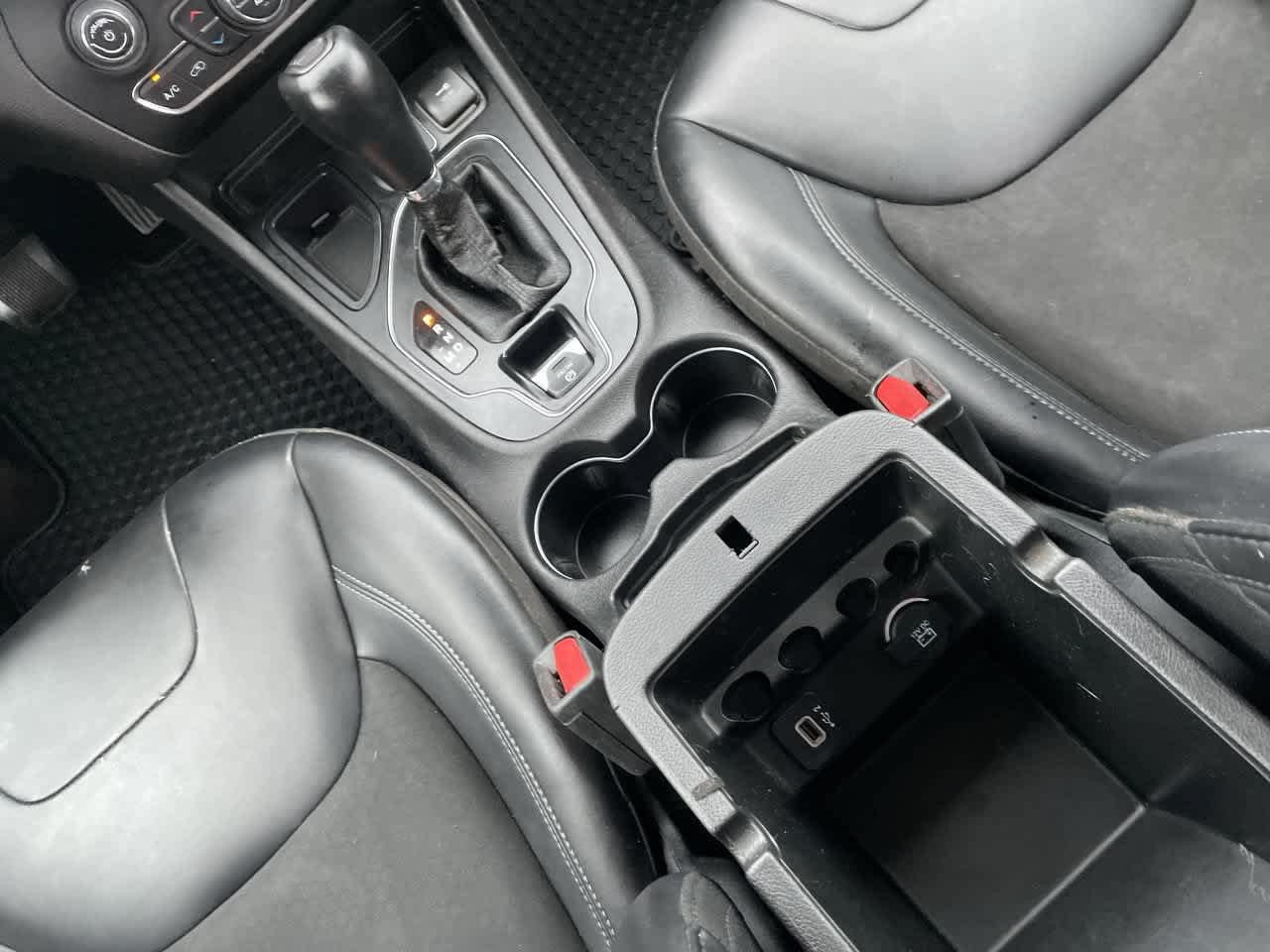 Used 2019 Jeep Cherokee Latitude Plus w/ Comfort/Convenience Group FWD image 21