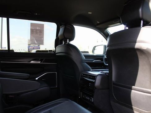 Used 2024 Jeep Wagoneer Series II image 18