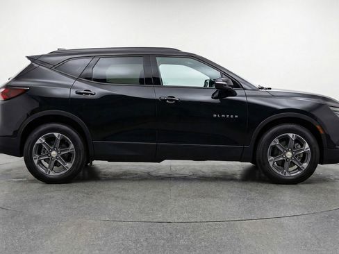 Used 2025 Chevrolet Blazer LT FWD image 11