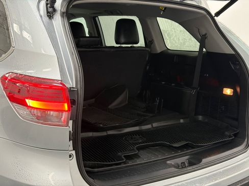 Used 2018 Toyota Highlander XLE image 8