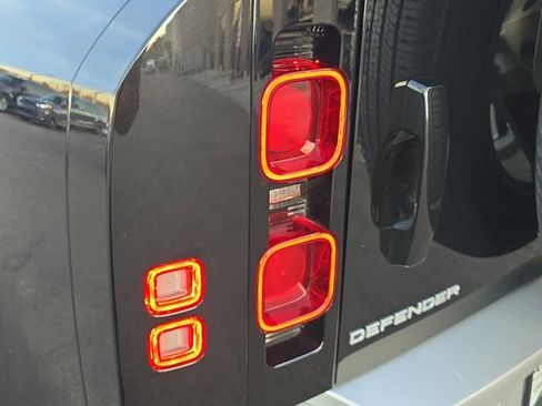 Used 2025 Land Rover Defender 110 S image 32