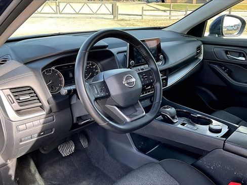 Used 2025 Nissan Rogue SV image 12