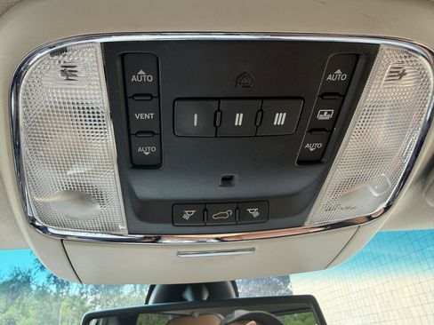 Used 2011 Jeep Grand Cherokee Overland AWD/4WD image 27