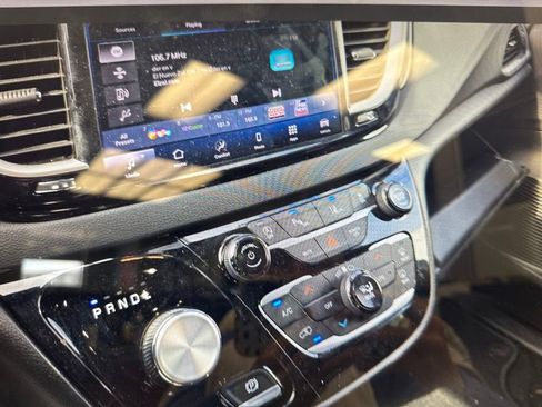 Used 2025 Chrysler Pacifica Select FWD image 11