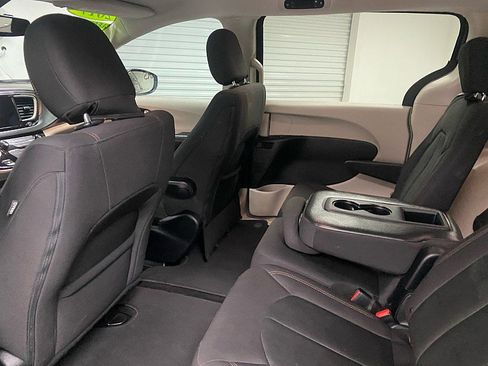 Used 2017 Chrysler Pacifica Touring image 11