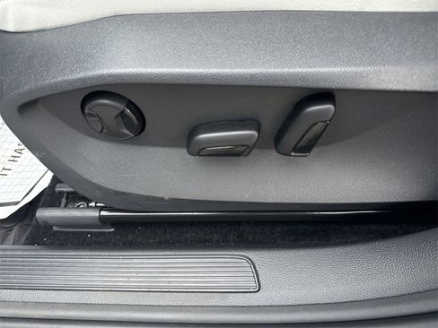 New 2025 Volkswagen Taos SE image 10