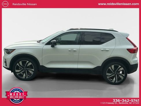 Used 2025 Volvo XC40 B5 Plus AWD/4WD image 3