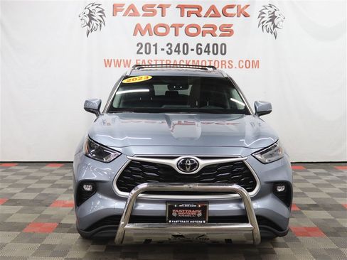 Used 2023 Toyota Highlander XLE image 2