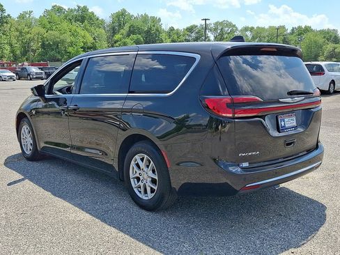 Used 2025 Chrysler Pacifica Select FWD image 8