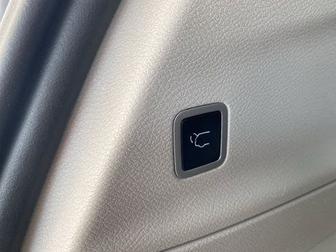 Used 2024 Chrysler Pacifica Touring-L FWD image 17