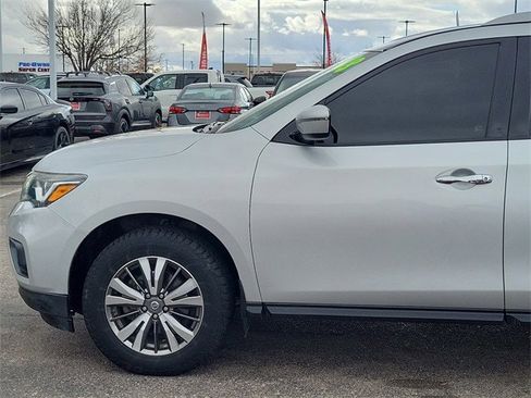 Used 2018 Nissan Pathfinder S image 8