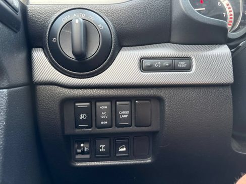 Used 2017 Nissan Titan PRO-4X w/ Pro-4x Convenience Package AWD/4WD image 18
