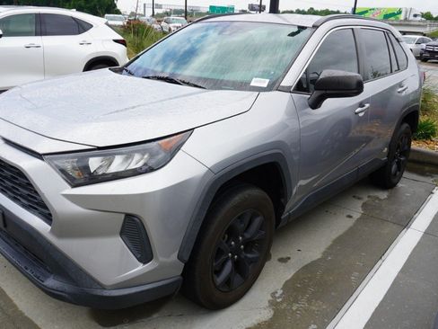 Used 2021 Toyota RAV4 LE AWD/4WD image 4