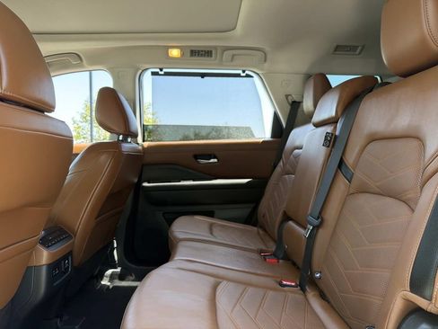 Used 2022 Nissan Pathfinder Platinum w/ Cargo Package FWD image 13