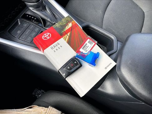 Used 2025 Toyota RAV4 LE AWD/4WD image 31