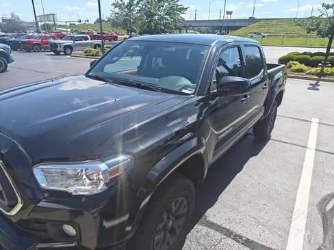 Used 2023 Toyota Tacoma SR5 AWD/4WD image 5