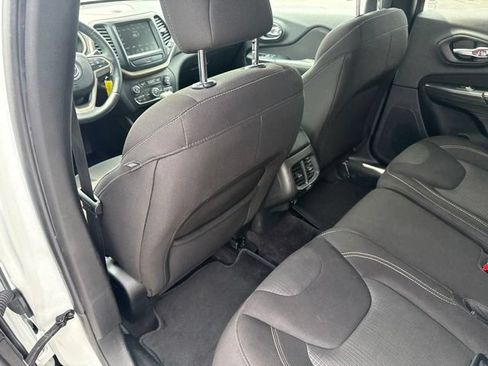 Used 2016 Jeep Cherokee Latitude w/ Cold Weather Group AWD/4WD image 20