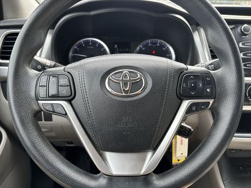 Used 2017 Toyota Highlander LE AWD/4WD image 7