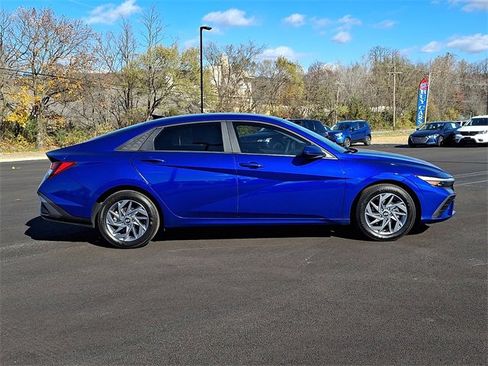 Used 2024 Hyundai Elantra SEL image 11