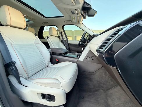 Used 2019 Land Rover Discovery HSE image 27